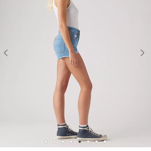 Levi’s high rise distressed Jean short size 28 like new condition - Picture 2 of 8